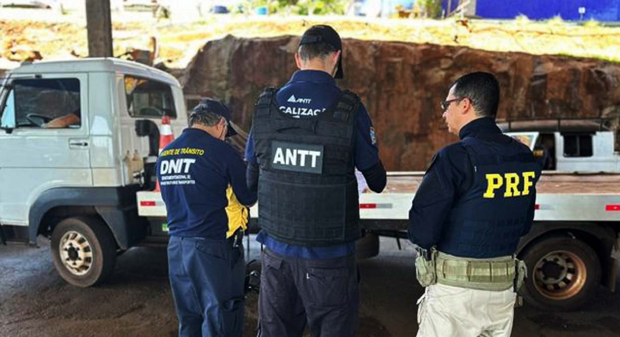 PRF fiscaliza caminhões com excesso de peso na Ponte da Amizade