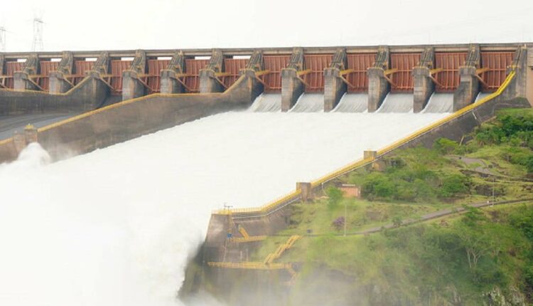 Vertedouro de Itaipu permanecerá aberto até o dia 10, conforme estimativa dos técnicos da usina. Foto: Sara Cheida/Itaipu Binacional