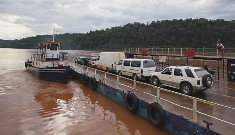 Embarcação que faz a travessia entre Puerto Iguazú e Presidente Franco. Imagem: Balsa Iguazú (Arquivo).
