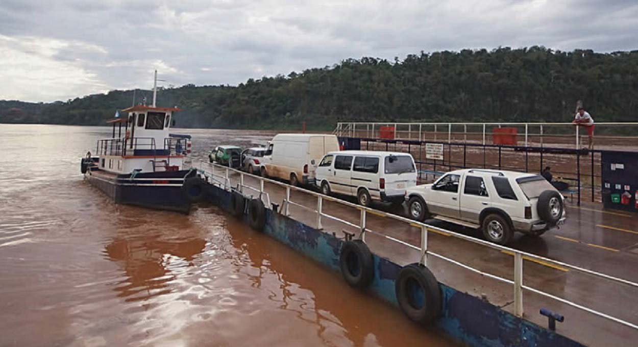 Travessia de balsa entre Argentina e Paraguai é retomada
