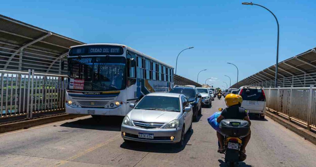 Mulher com duas crianças é presa na Ponte da Amizade levando carga de cigarro eletrônico