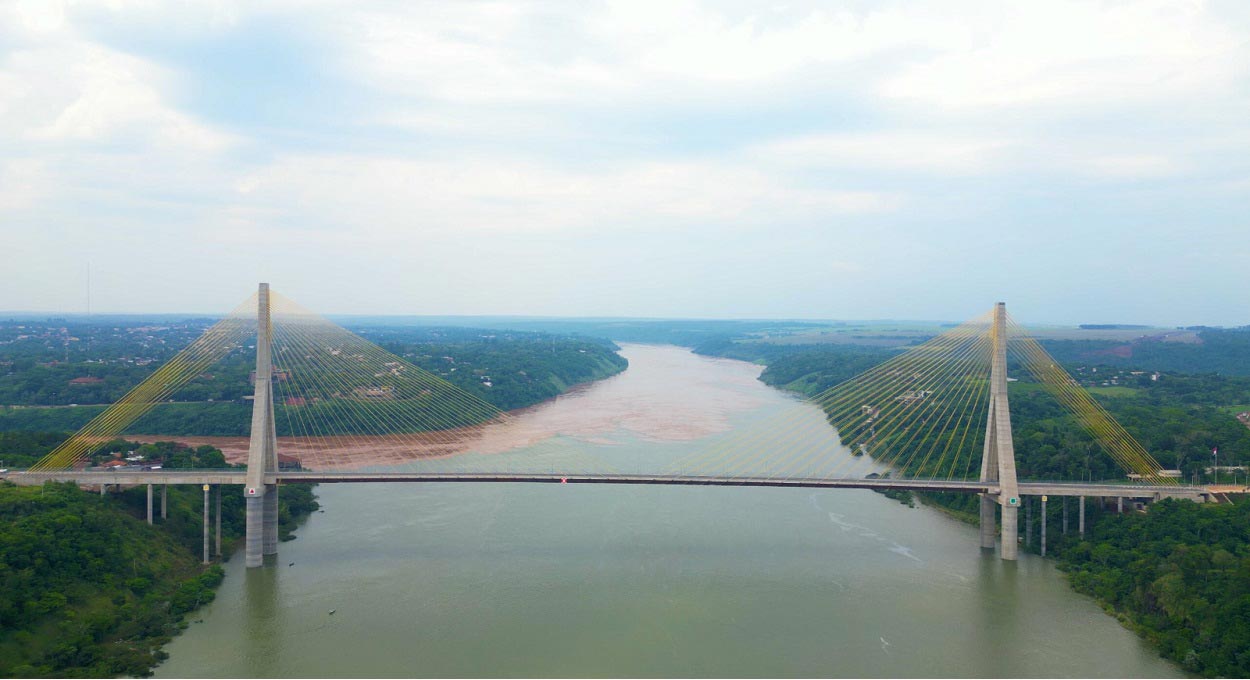 Águas barrentas do Rio Iguaçu chegaram a represar o Rio Paraná no trecho abaixo da usina de Itaipu. Imagem: VideoUP/Arquivo
