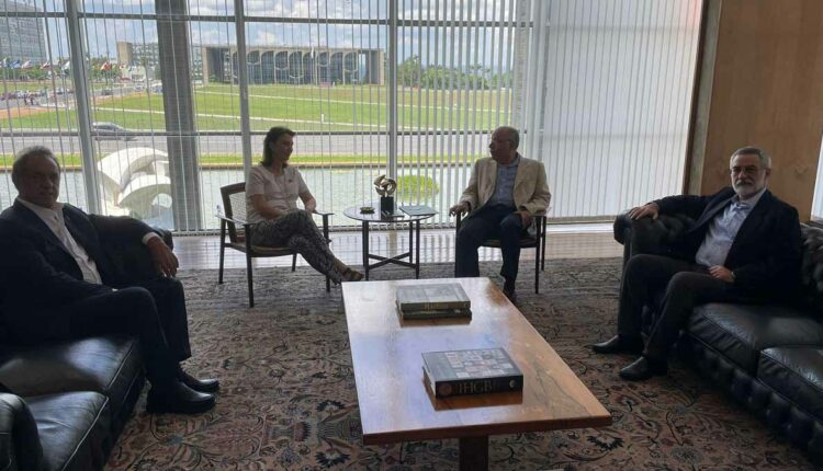 Reunião entre Diana Mondino, Mauro Vieira e os embaixadores do Brasil e da Argentina, nesse domingo (26), em imagem publicada na conta oficial do Itamaraty na rede social X (antigo Twitter).