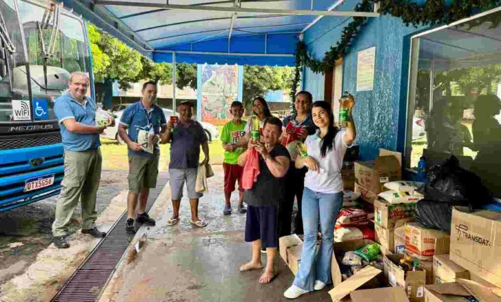 Rodoviários doam mais de 700 quilos de alimentos ao Lar dos Velhinhos
