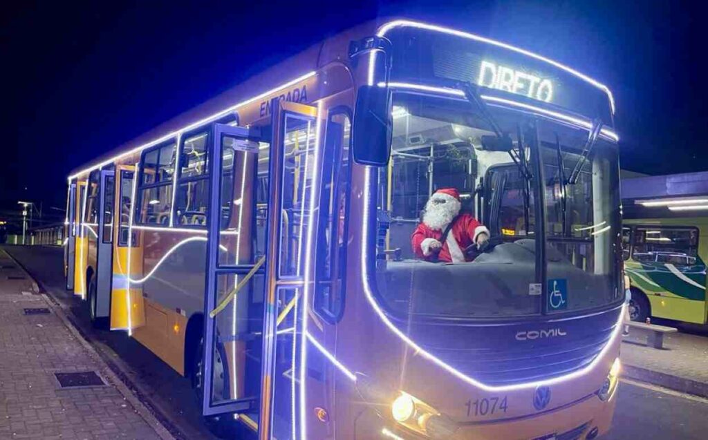 Papai Noel dirige ônibus iluminado em bairros de Foz do Iguaçu