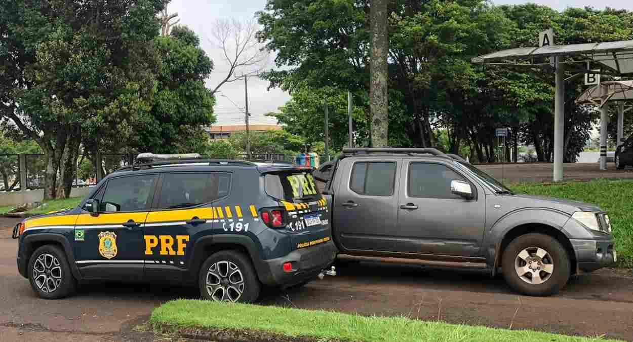 Motorista joga Frontier roubada contra policiais na BR-277 para fugir
