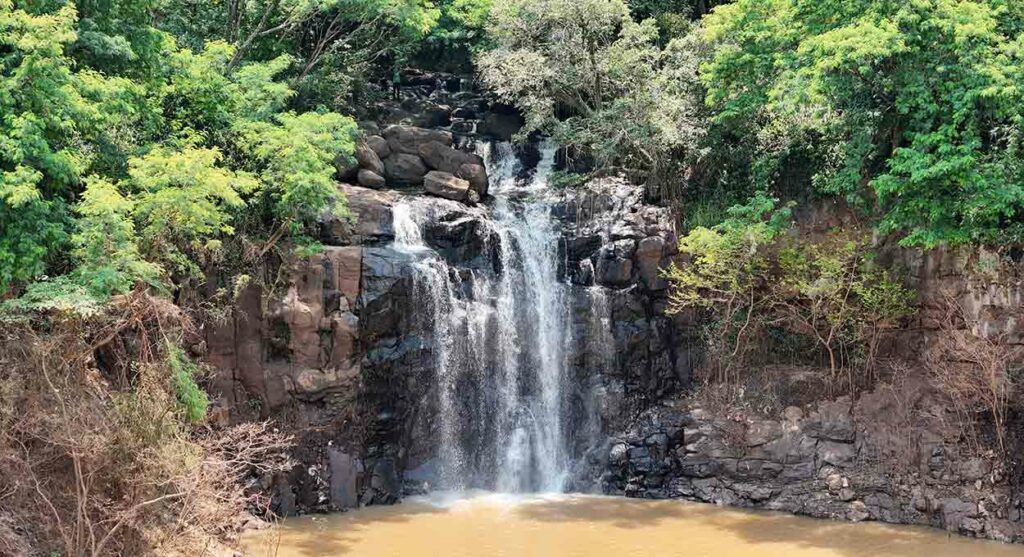 Uma cachoeira urbana na fronteira entre o Brasil e o Paraguai? Confira o vídeo