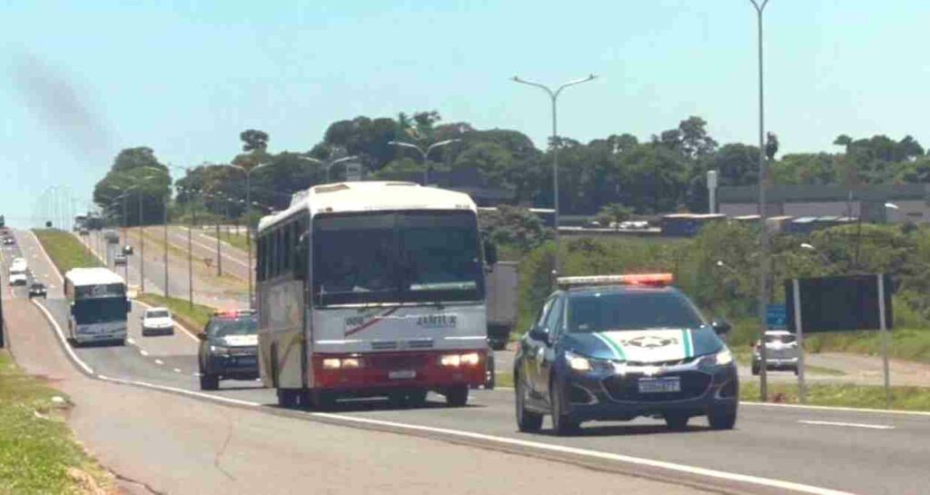 Ônibus saem de Foz do Iguaçu e são retidos com R$ 400 mil em mercadorias