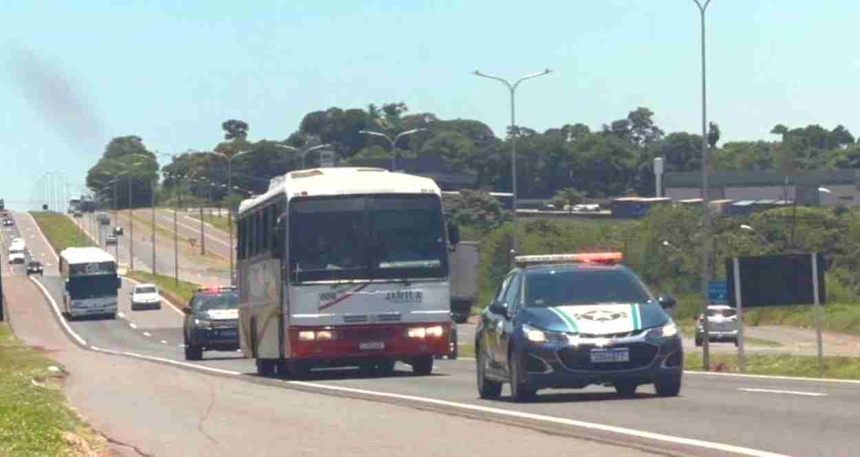 Ônibus saem de Foz do Iguaçu e são retidos com R$ 400 mil em mercadorias