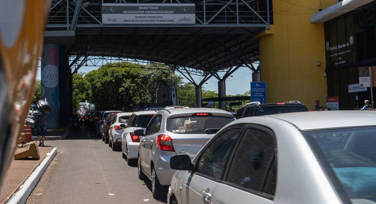 Turistas paraguaios enfrentam longas filas na Ponte da Amizade