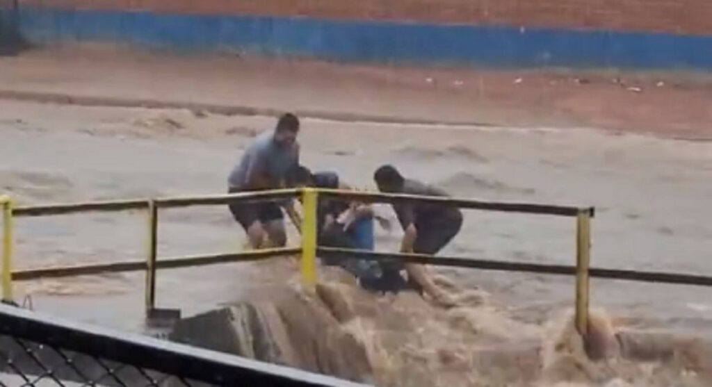 Vídeo: homem arrastado pela enxurrada é resgatado no Paraguai