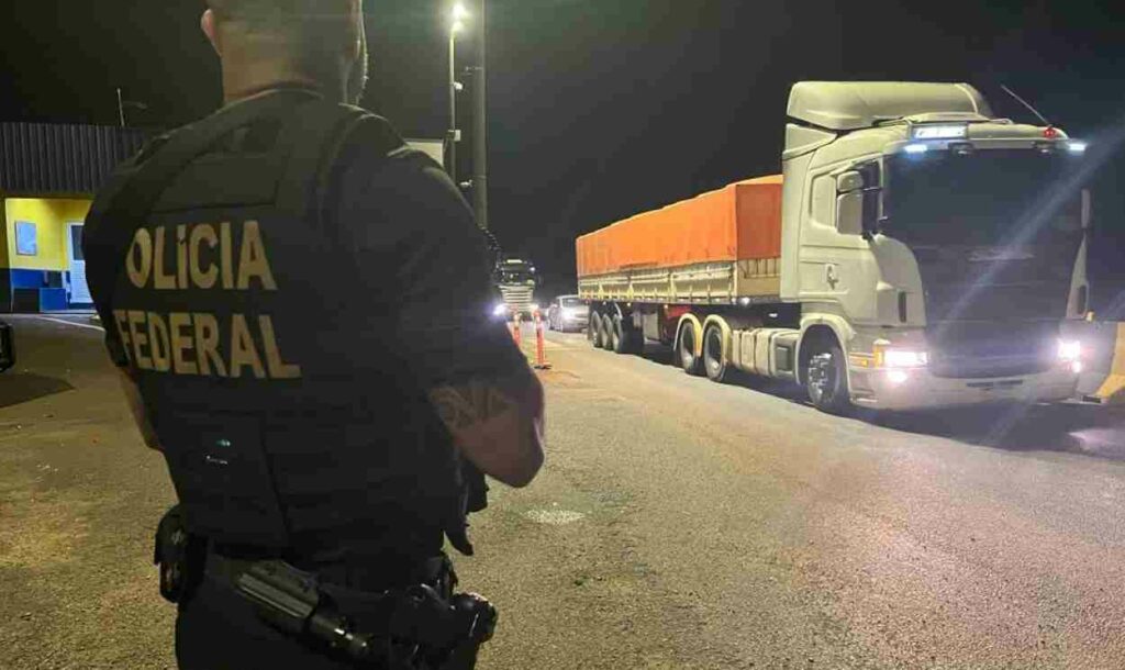 Polícia Federal faz incursões contra tráfico de drogas e armas na fronteira