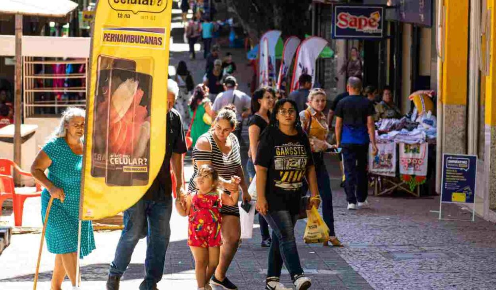 13.º salário dos servidores injeta R$ 40 milhões na economia de Foz do Iguaçu