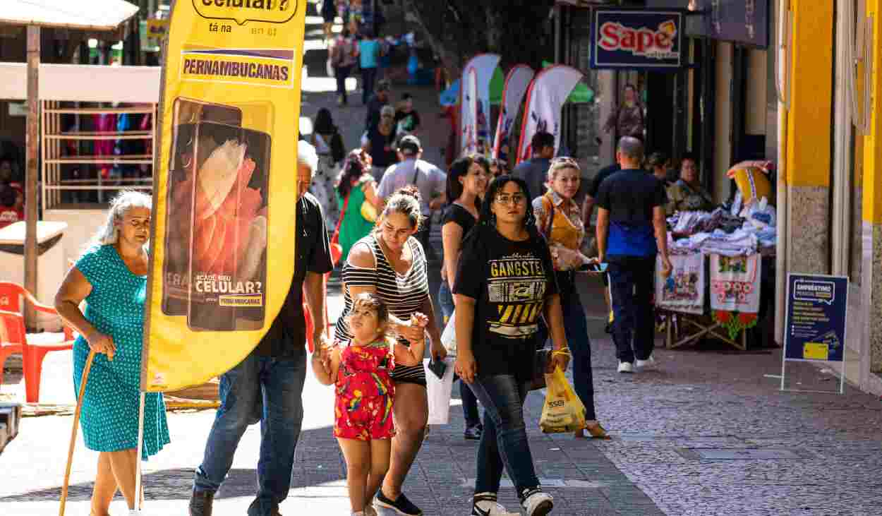 13.º salário dos servidores injeta R$ 40 milhões na economia de Foz do Iguaçu