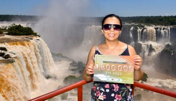 Soraia Maria do Nascimento, de São Paulo, recebeu cortesias das concessionárias do parque e um certificado. Foto: Nilmar Fernando/Urbia Cataratas