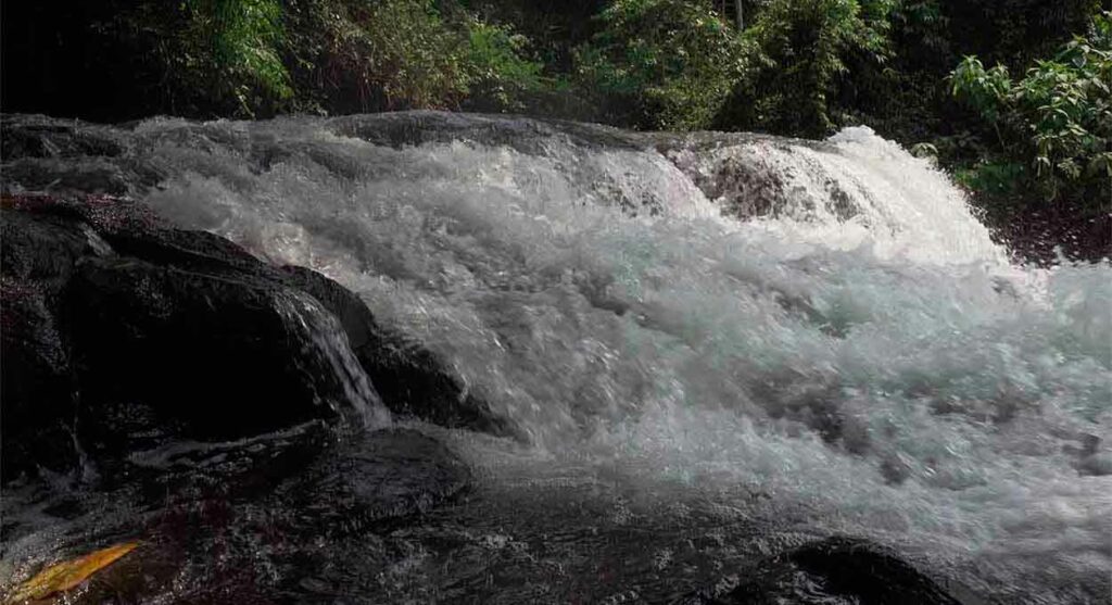 Impressionante! Veja imagens de uma cachoeira no centro de Foz do Iguaçu