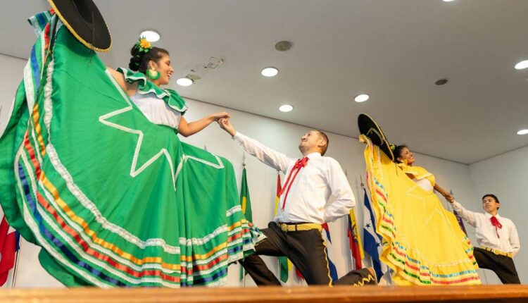 Elenco Folclórico Latino-Americano celebrará seus seis anos de atividades. Foto: Gentileza/Assessoria Unila