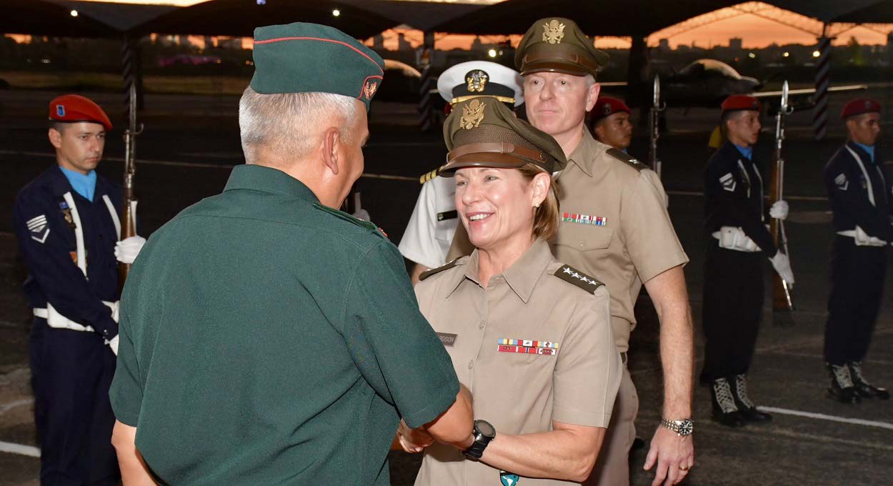 Comandante militar dos Estados Unidos desembarca no Paraguai