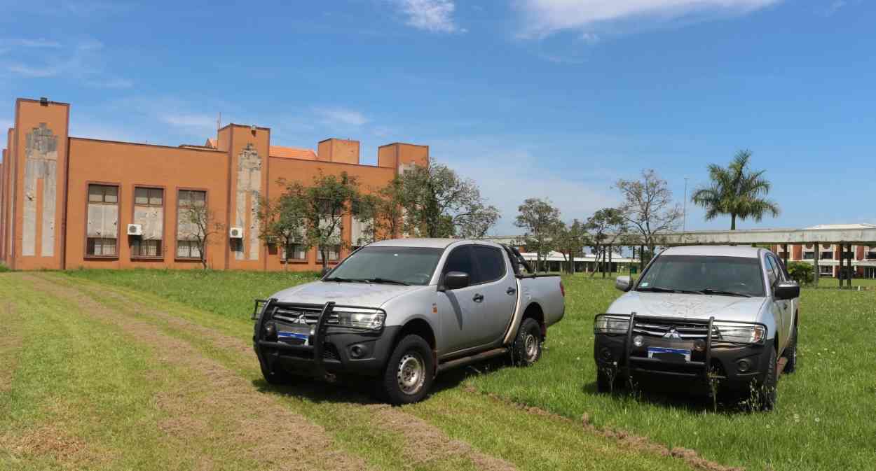 Unioeste/Foz recebe dois veículos Mitsubishi doados pela Receita Federal