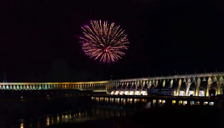 Além de conferir o espetáculo, visitante ainda pode jantar na usina de Itaipu. Foto: Rafa Kondlatsch/Itaipu Binacional