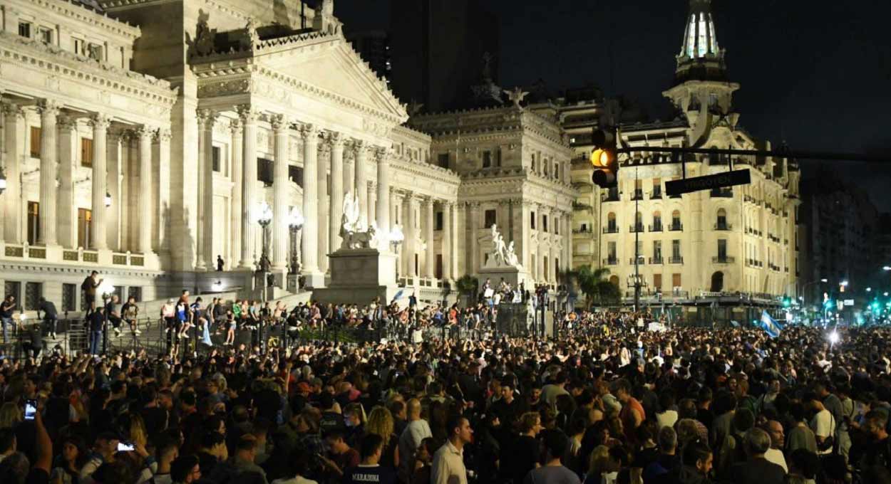 Argentina vive noite de protestos contra medidas de Javier Milei