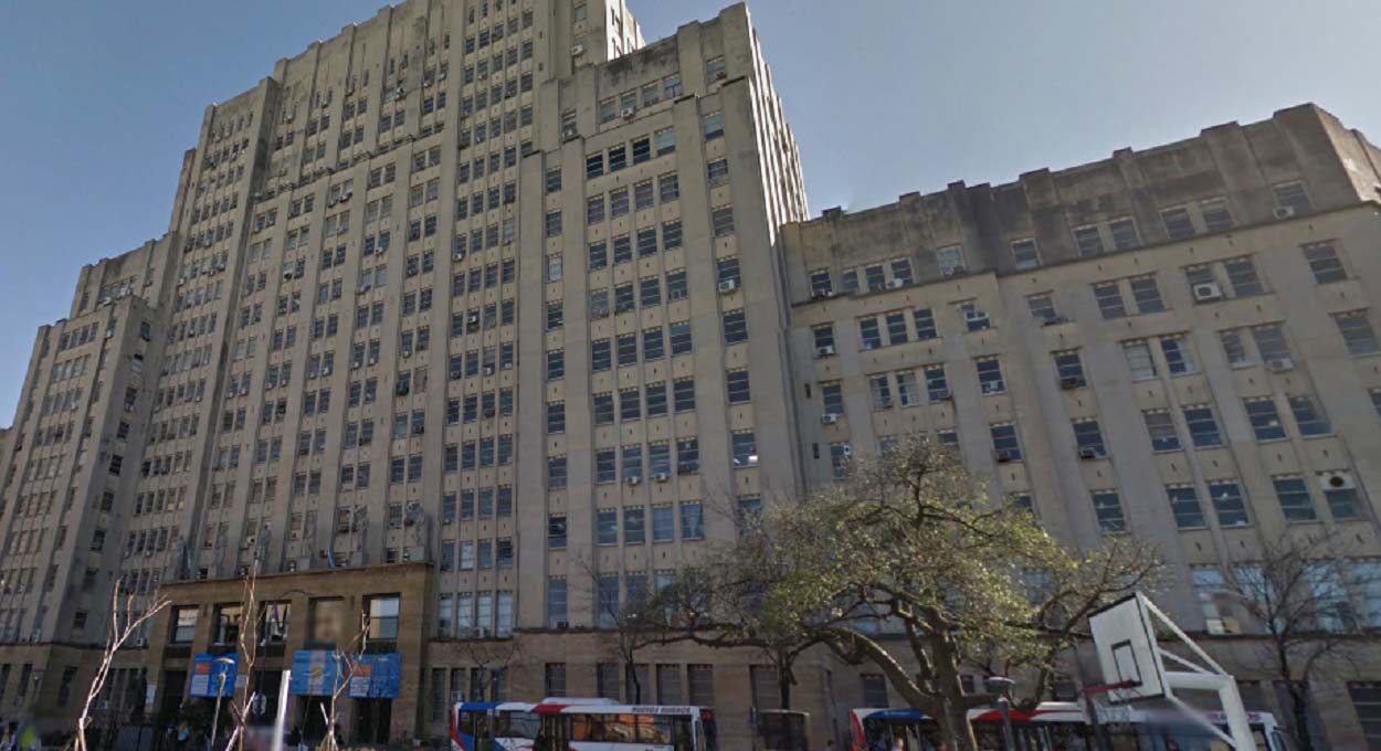 Pacotaço de Milei prevê cobrança a estrangeiros nas universidades da Argentina