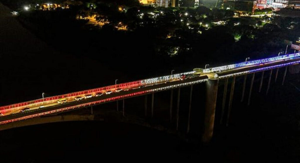 Ponte da Amizade é iluminada com as cores do Paraguai