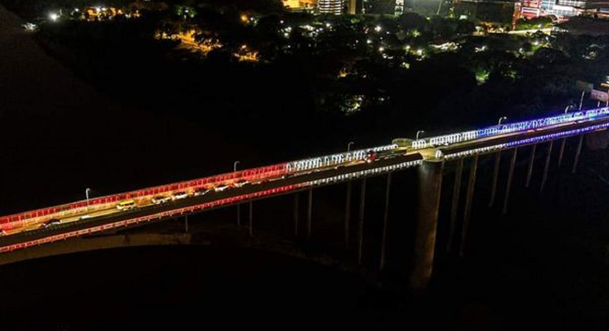 Ponte da Amizade é iluminada com as cores do Paraguai