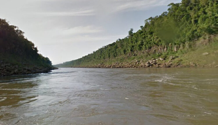 Rio Iguaçu no trecho abaixo das Cataratas, com a margem brasileira à esquerda. Imagem: Google Maps (Arquivo)
