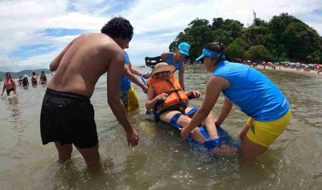 Prainhas da Costa Oeste passam a oferecer cadeiras anfíbias