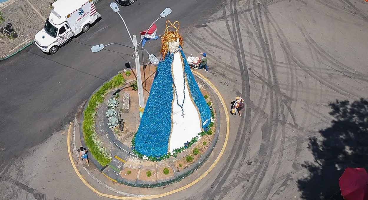 Com garrafas, artesãos fazem réplica gigante da Virgem de Caacupé