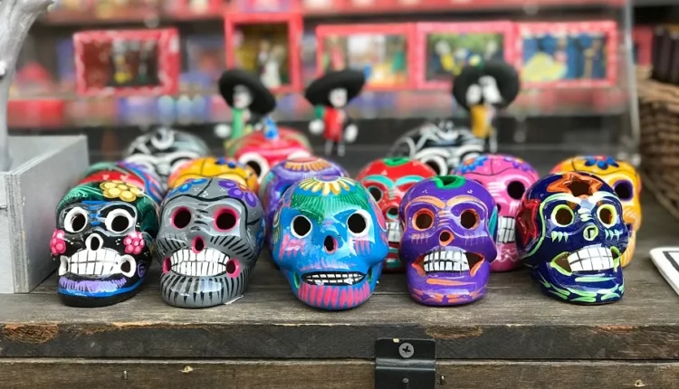 Día de los Muertos, artesanato em forma de caveiras.