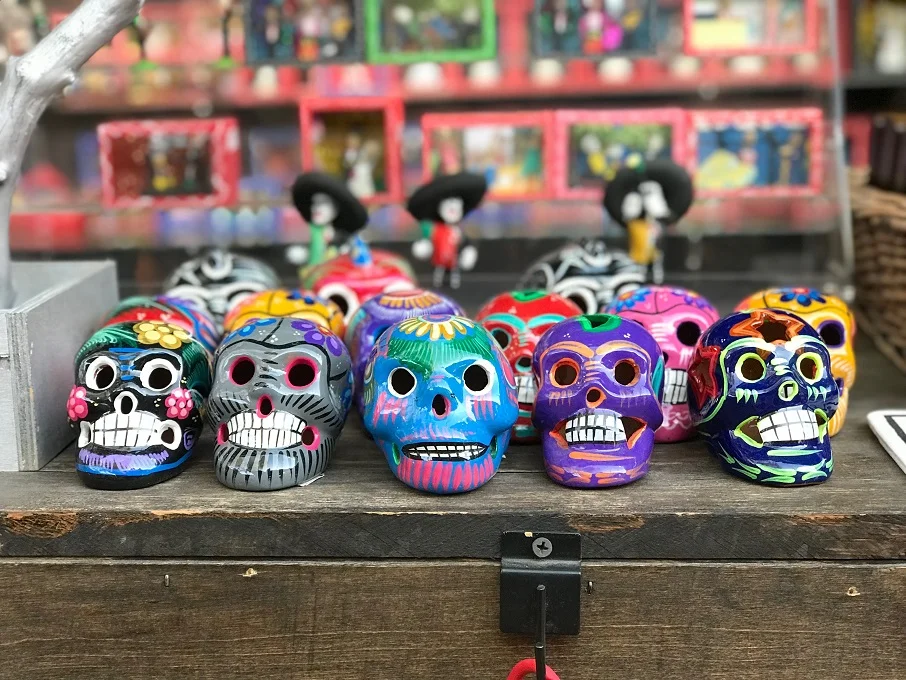 Día de los Muertos, artesanato em forma de caveiras.