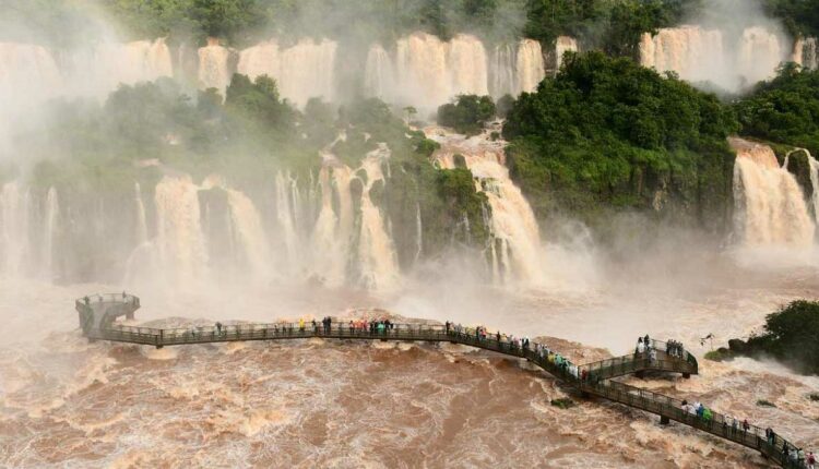 Vazão de água nas Cataratas deverá continuar acima da média nas férias de janeiro. Foto: Edison Emerson/Urbia Cataratas