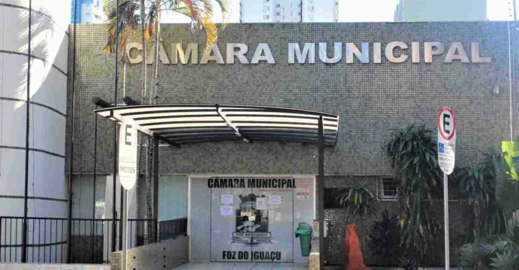 Câmara vota 13.º a vereadores em Foz do Iguaçu para pagamento a partir de 2025