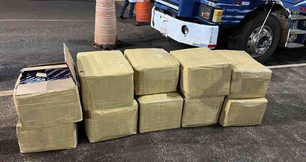 Carreta é confiscada na Ponte da Amizade com meio milhão em peças de veículos