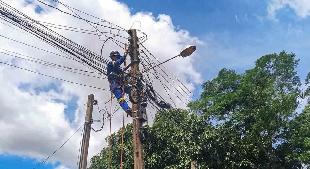Moradores de Foz do Iguaçu enfrentam “apagões” e temem queima de equipamentos