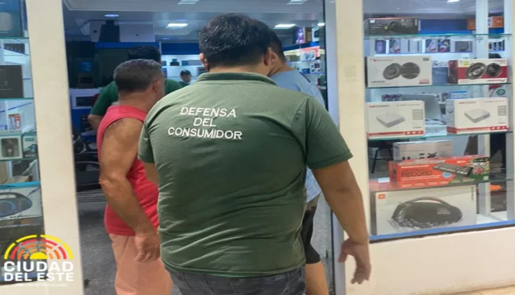 Fiscais de Defesa do Consumidor de CDE vão em loja.