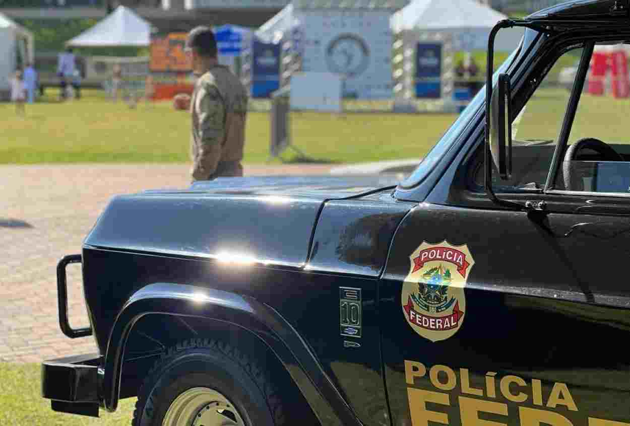 Polícia confisca 300 celulares no Rio Paraná em Foz do Iguaçu