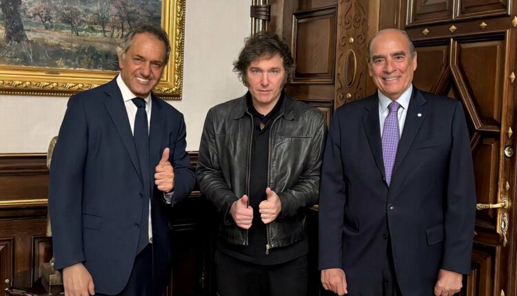 Daniel Scioli, Javier Milei e Guillermo Francos, em foto publicada por Francos na rede social X (antigo Twitter).