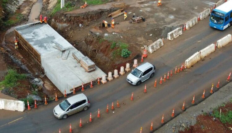 Obras de drenagem no cruzamento da Perimetral Leste com a BR-469, ao lado do atual Trevo da Argentina. Foto: Gentileza/Consórcio Ponte/DER-PR