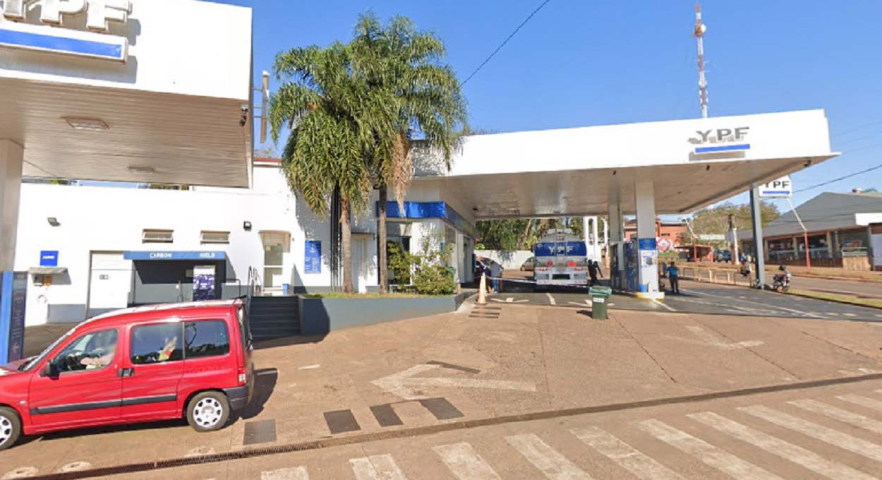 Posto com bandeira YPF na área central de Puerto Iguazú. Imagem: Google Street View (Arquivo)