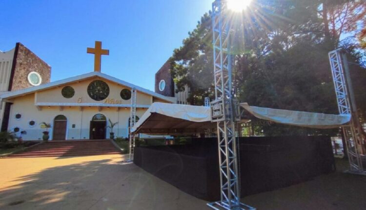 Palco que receberá as apresentações musicais está posicionado em frente à catedral. Foto: Gentileza/Diocese de Ciudad del Este