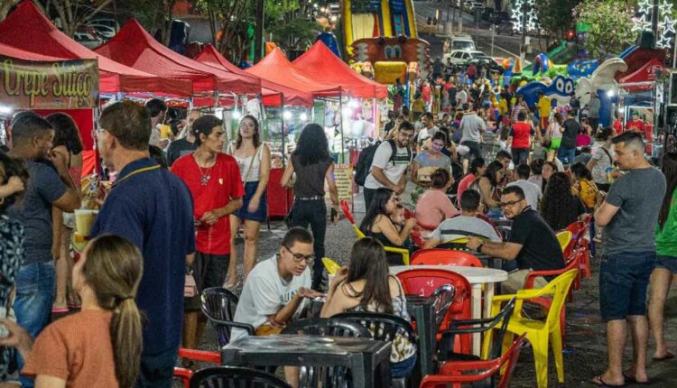 Feira no centro da cidade atrai moradores locais e turistas. Foto: Marcos Labanca