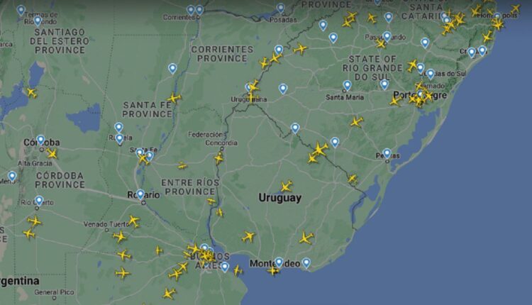 Monitoramento de voos na plataforma FlightRadar24, que acompanha os deslocamentos das aeronaves em tempo real.