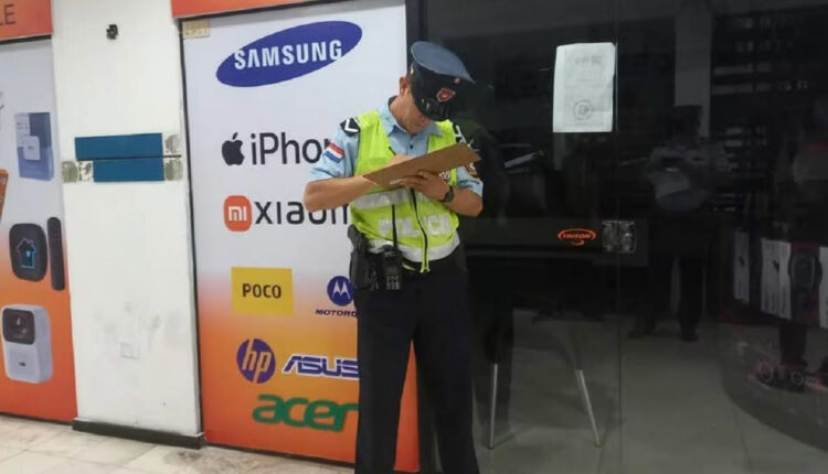 Loja estava fechada no momento da chegada das autoridades, mas um advogado se apresentou para mediar a devolução. Foto: Gentileza/Polícia Turística