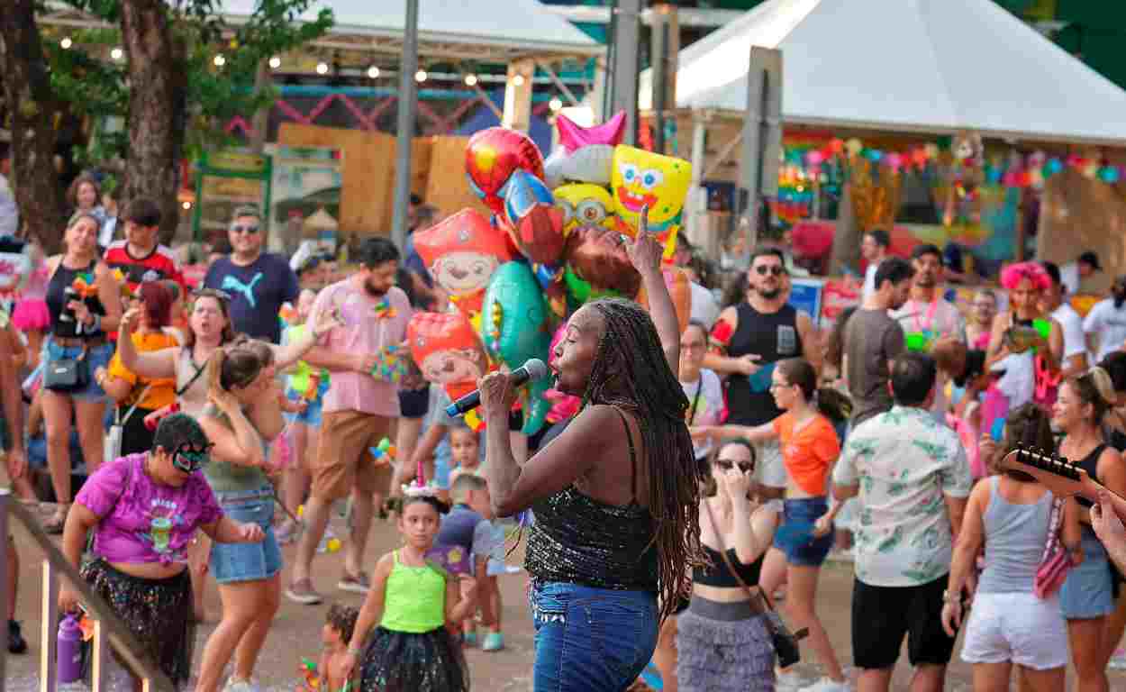 Samba e canja solidária fecham carnaval em Foz do Iguaçu nesta terça