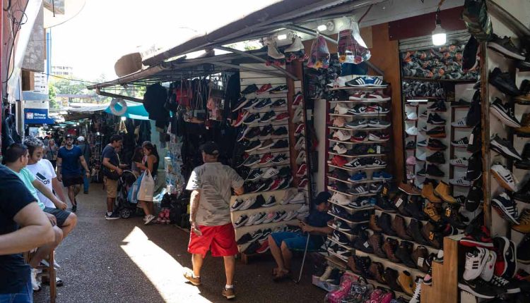 Venda informal de calçados brasileiros e de outras procedências é comum nas principais cidades do Paraguai. Foto: Marcos Labanca/H2FOZ