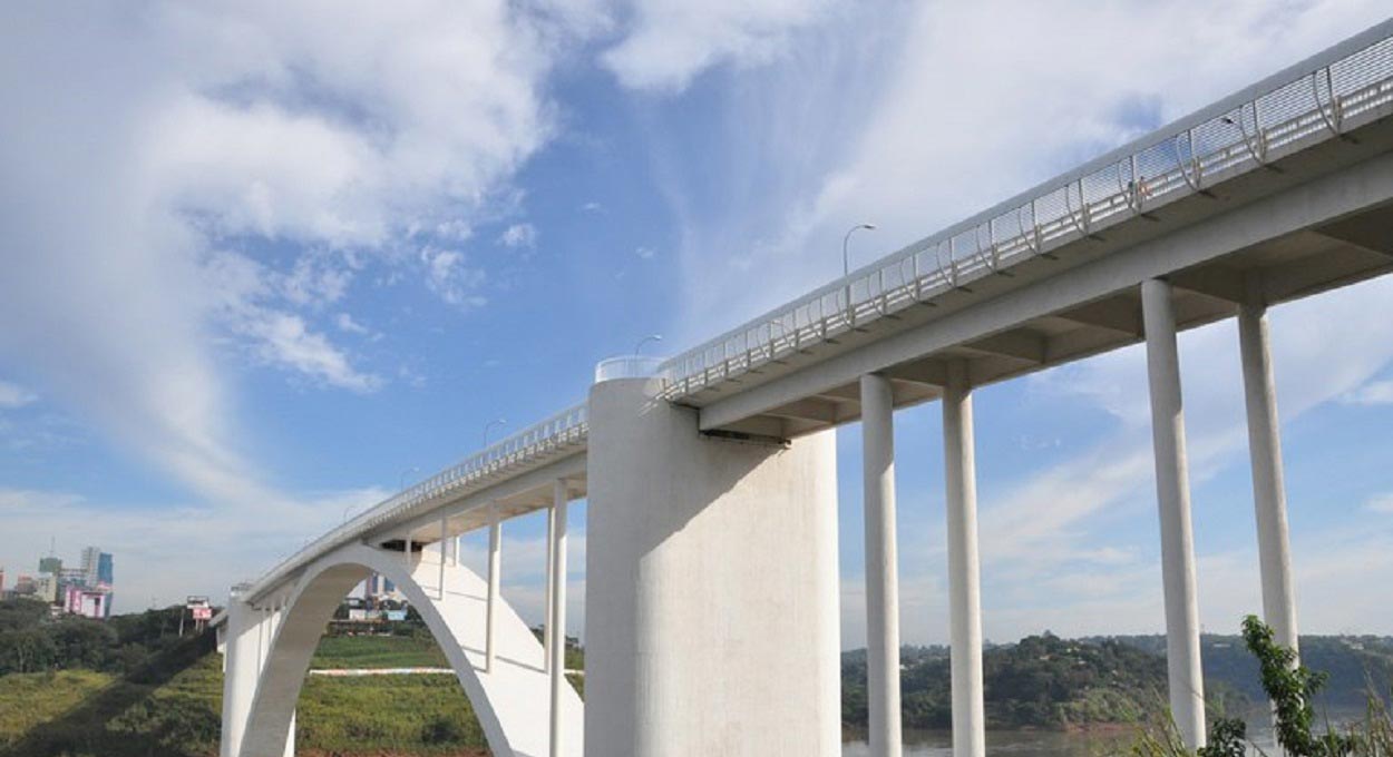 Mulher é flagrada com 40 celulares ocultos no corpo na Ponte da Amizade