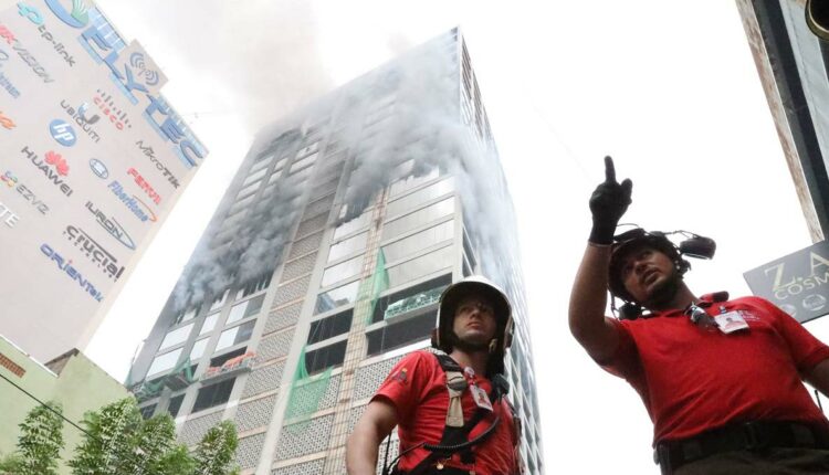 Bombeiros conseguem entrar apenas em pequenos grupos nos andares mais afetados pelas chamas. Foto: Gentileza/Itaipu Binacional (Paraguai)